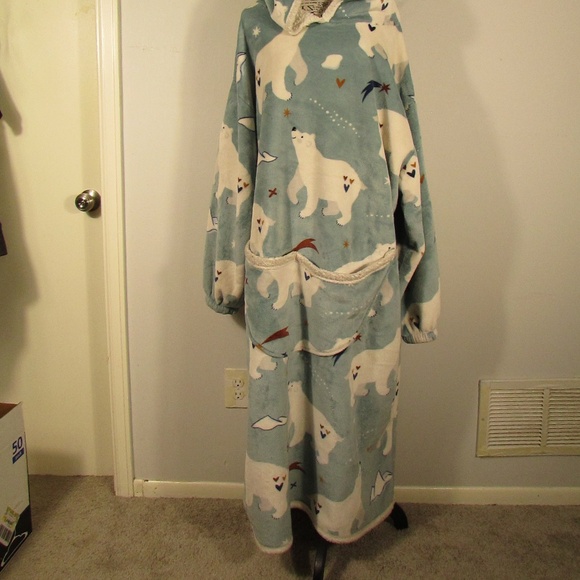 Cozy Polar Bear Snuggie Hooded Blanket - Picture 4 of 6